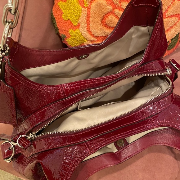 Burgundy-red patent leather Coach bag and wallet - Picture 5 of 10